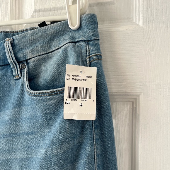 Meg High Rise Wide Leg Jean in Revealing 14
KUT FROM THE KLOTH - Picture 5 of 5